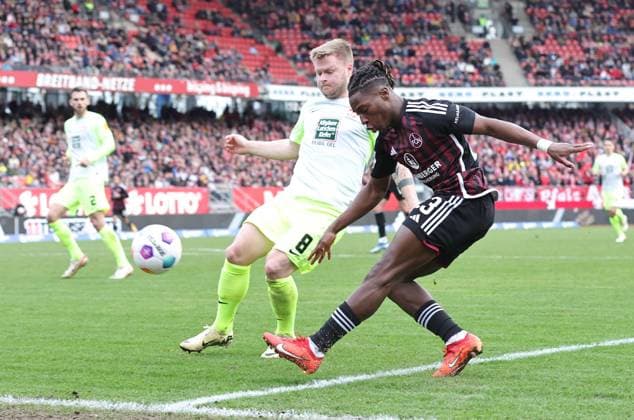 18 02 2024 Soccer Season 2023 2024 2 Soccer Bundesliga 22 Matchday 1 FC Nuremberg FCN Club 1 FC Kaiserslautern FCK Roten Teufel Sportfoto Zink DaMa xdaxmax DFL regulations prohibit any use of photographs as image sequences and or quasi video only for editorial use Jean Zimmer 8, 1 FC Kaiserslautern FCK Joseph Hungbo 23, 1 FC Nuremberg FCN