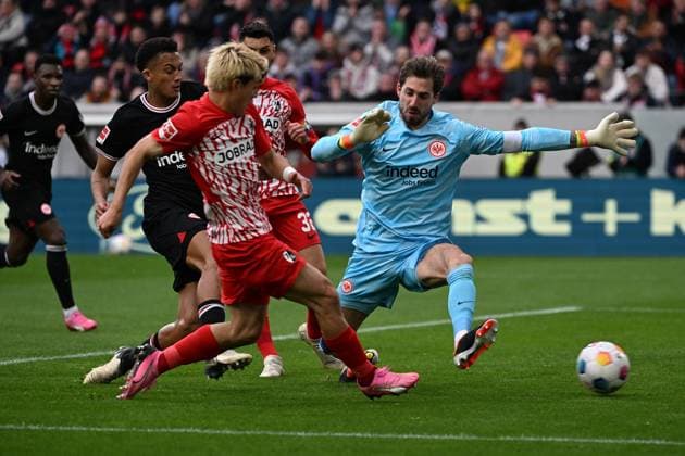 18 02 2024, xjhx, Fussball 1 Bundesliga, SC Freiburg Eintracht Frankfurt emspor, v l Ritsu Doan SC Freiburg erzielt das Tor zum scores the goal 1 1 Kevin Trapp Eintracht Frankfurt DFL DFB REGULATIONS PROHIBIT ANY USE OF PHOTOGRAPHS as IMAGE SEQUENCES and or QUASI VIDEO Freiburg