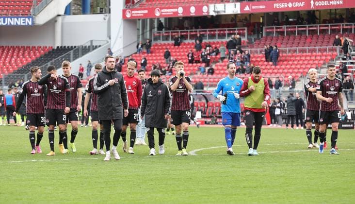 18 02 2024 Soccer Season 2023 2024 2 Soccer Bundesliga 22 Matchday 1 FC Nürnberg FCN Club 1 FC Kaiserslautern FCK Roten Teufel Sportfoto Zink DaMa xdaxmax DFL regulations prohibit any use of photographs as image sequences and or quasi video only for editorial use Mannschaft Team des FCN auf dem WEg zu den Clubfan Clubfans FCN Fans Fans after the end of the match