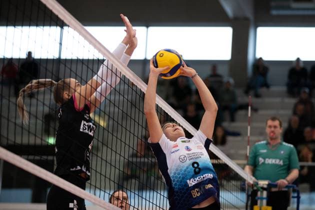 2 Volleyball Bundesliga Women Pro Schwarz Weiss Erfurt vs VCO Dresden 18 02 2024 Lena Gretzschel 8 VCO Dresden vs Silvie Pavlová 4 Schwarz Weiss Erfurt 2 Bundesliga Women Pro Schwarz Weiss Erfurt vs VCO Dresden Riethsporthalle Erfurt 18 02 2024 Copyright: xBEAUTIFULxSPORTS Duehringx