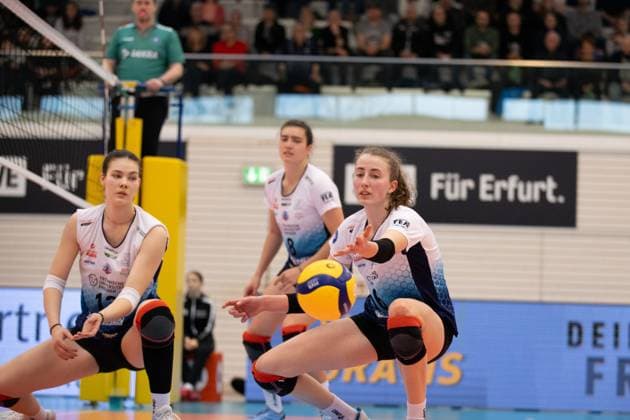 2 Volleyball Bundesliga Women Pro Schwarz Weiss Erfurt vs VCO Dresden 18 02 2024 On the ball Hanna Kögler 16 VCO Dresden and Florentine Rosemann 13 VCO Dresden left 2 Bundesliga Women Pro Schwarz Weiss Erfurt vs VCO Dresden Riethsporthalle Erfurt 18 02 2024 Copyright: xBEAUTIFULxSPORTS Duehringx