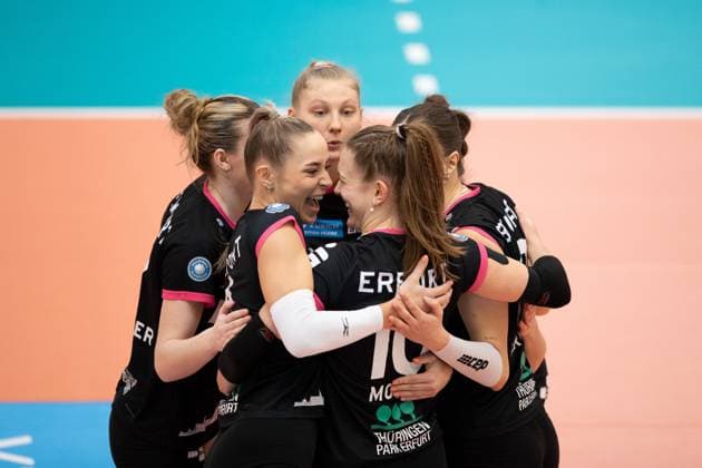 2 Volleyball Bundesliga Women Pro Schwarz Weiss Erfurt vs VCO Dresden 18 02 2024 Cheering, Silvie Pavlová 4 Schwarz Weiss Erfurt front left and Pia Mohr 10 Schwarz Weiss Erfurt 2 Bundesliga Women Pro Schwarz Weiss Erfurt vs VCO Dresden Riethsporthalle Erfurt 18 02 2024 Copyright: xBEAUTIFULxSPORTS Duehringx