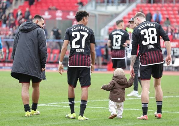 18 02 2024 Soccer Season 2023 2024 2 Soccer Bundesliga 22 Matchday 1 FC Nürnberg FCN Club 1 FC Kaiserslautern FCK Roten Teufel Sportfoto Zink DaMa xdaxmax DFL regulations prohibit any use of photographs as image sequences and or quasi video only for editorial use Jens Castrop 17, 1 FC Nürnberg FCN Nathaniel Brown 27, 1 FC Nürnberg FCN Jannes Kilian Horn 38, 1 FC Nürnberg FCN leave the pitch together with offspring of Jannes Kilian Horn 38, 1 FC Nürnberg FCN