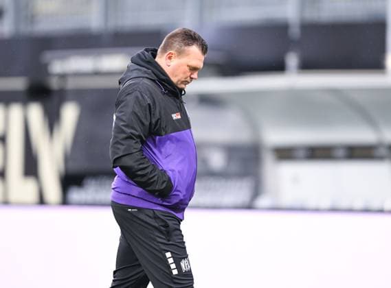 Germany, Spiesen Elversberg, 18 02 2024, Ursapharm Arena at Kaiserlinde, SV Elversberg vs VfL Osnabrueck 2 Bundesliga, Coach Uwe Koschinat VfL Osnabrueck looks dejected on the ground Spiesen Elversberg Ursapharm Arena at Kaiserlinde Saarland Germany eu-images-738