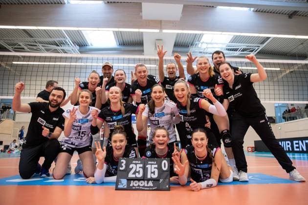 2 Volleyball Bundesliga Women Pro Schwarz Weiss Erfurt vs VCO Dresden 18 02 2024 Winner photo Schwarz Weiss Erfurt 2 Bundesliga Women Pro Schwarz Weiss Erfurt vs VCO Dresden Riethsporthalle Erfurt 18 02 2024 Copyright: xBEAUTIFULxSPORTS Duehringx
