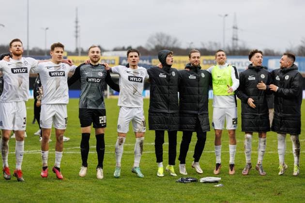 Florian Le Joncour SV 07 Elversberg , Lukas Pinckert SV 07 Elversberg , Nicolas Kristof SV 07 Elversberg , Hugo Vandermersch SV 07 Elversberg , Paul Wanner SV 07 Elversberg , Tim Boss SV 07 Elversberg , Arne Sicker SV 07 Elversberg , Jannik Rochelt SV 07 Elversberg , Luca Schnellbacher SV 07 Elversberg celebrate the victory, SV Elversberg vs VFL Osnabrueck, Football, 2 Bundesliga, Matchday 20, Season 2023 2024, 18 02 2024 SV Elversberg vs VFL Osnabrueck, Football, 2 Bundesliga, Matchday 20, Season 2023 2024, 18 02 2024 Elversberg Copyright: xEibner-Pressefoto AlexanderxNeisx EP_ANS