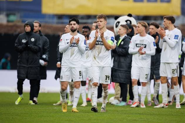 Semih Sahin SV 07 Elversberg and Robin Fellhauer SV 07 Elversberg , SV Elversberg vs VFL Osnabrueck, Football, 2 Bundesliga, Matchday 20, Season 2023 2024, 18 02 2024 SV Elversberg vs VFL Osnabrueck, Football, 2 Bundesliga, Matchday 20, Season 2023 2024, 18 02 2024 Elversberg Copyright: xEibner-Pressefoto AlexanderxNeisx EP_ANS