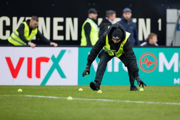 A steward collects tennis balls, SV Elversberg vs VFL Osnabrueck, Football, 2 Bundesliga, Matchday 20, Season 2023 2024, 18 02 2024 SV Elversberg vs VFL Osnabrueck, Football, 2 Bundesliga, Matchday 20, Season 2023 2024, 18 02 2024 Elversberg Copyright: xEibner-Pressefoto AlexanderxNeisx EP_ANS