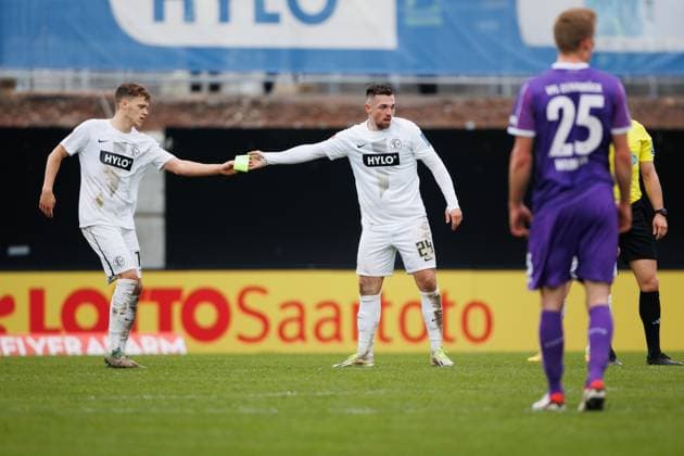 Luca Schnellbacher SV 07 Elversberg hands Robin Fellhauer SV 07 Elversberg the captains armband, SV Elversberg vs VFL Osnabrueck, Football, 2 Bundesliga, Matchday 20, Season 2023 2024, 18 02 2024 SV Elversberg vs VFL Osnabrueck, Football, 2 Bundesliga, Matchday 20, Season 2023 2024, 18 02 2024 Elversberg Copyright: xEibner-Pressefoto AlexanderxNeisx EP_ANS