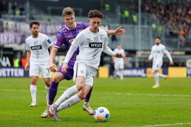Jannik Rochelt SV 07 Elversberg in duel with Lukas Kunze VFL Osnabrueck , SV Elversberg vs VFL Osnabrueck, Soccer, 2 Bundesliga, Matchday 20, Season 2023 2024, 18 02 2024 SV Elversberg vs VFL Osnabrueck, Soccer, 2 Bundesliga, Matchday 20, Season 2023 2024, 18 02 2024 Elversberg Copyright: xEibner-Pressefoto AlexanderxNeisx EP_ANS