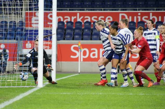 18 02 2024, xgrfx, Fußball 1 Bundesliga Damen, MSV Duisburg Damen 1 FC Köln Damen emspor, v l wrong decision by referee Karoline Wacker after the disallowed goal by Laura Vogt 1 FC Köln DFL DFB REGULATIONS PROHIBIT ANY USE OF PHOTOGRAPHS as IMAGE SEQUENCES and or QUASI VIDEO Duisburg