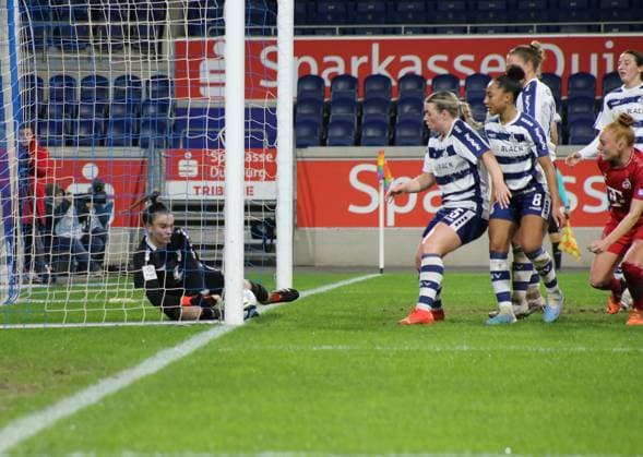 18 02 2024, xgrfx, Fußball 1 Bundesliga Damen, MSV Duisburg Damen 1 FC Köln Damen emspor, v l wrong decision by referee Karoline Wacker after the disallowed goal by Laura Vogt 1 FC Köln DFL DFB REGULATIONS PROHIBIT ANY USE OF PHOTOGRAPHS as IMAGE SEQUENCES and or QUASI VIDEO Duisburg