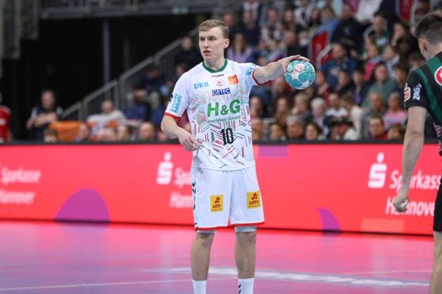 18 02 2024, xgox, Handball Liqui Moly Hbl, TSV Hannover Burgdorf SC Magdeburg emspor, v l Gisli Thorgeir Kristjansson Magdeburg, 10 gives instructions, gesticulates with arms, gesticulate, gives instructions Hannover