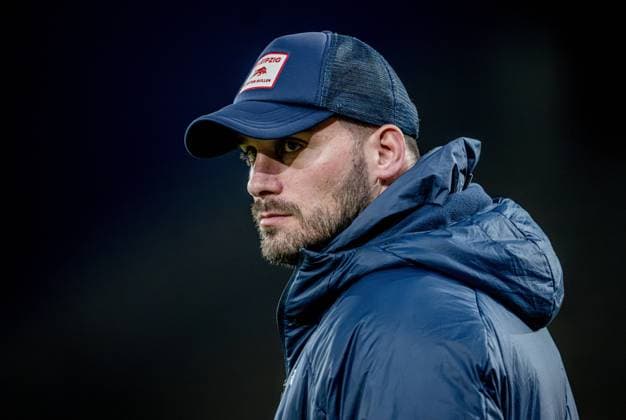 Leipzigs head coach Coach Saban Uzun Football 1 Womens Bundesliga, Matchday 13 SGS Essen RB Leipzig 4 4 February 9, 2024 Stadion an der Hafenstrasse, Essen SGS Essen RB Leipzig 4 4