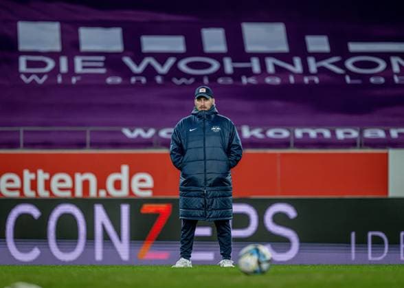 Leipzigs head coach Coach Saban Uzun Football 1 Womens Bundesliga, Matchday 13 SGS Essen RB Leipzig 4 4 February 9, 2024 Stadion an der Hafenstrasse, Essen SGS Essen RB Leipzig 4 4