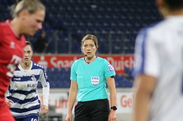 18 02 2024, xgrfx, Fußball 1 Bundesliga Damen, MSV Duisburg Damen 1 FC Köln Damen emspor, v l Karoline Wacker, Schiedsrichterin DFL DFB REGULATIONS PROHIBIT ANY USE OF PHOTOGRAPHS as IMAGE SEQUENCES and or QUASI VIDEO Duisburg