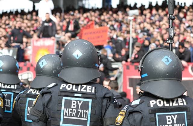 18 02 2024 Soccer Season 2023 2024 2 Soccer Bundesliga 22 Matchday 1 FC Nürnberg FCN Club 1 FC Kaiserslautern FCK Roten Teufel Sportfoto Zink DaMa xdaxmax DFL regulations prohibit any use of photographs as image sequences and or quasi video only for editorial use Symbolbild Symbolfoto Feature Impression Polizei Polizisten im Innenraum beobachten Clubfan Clubfans FCN Fans Fans Fans