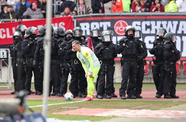 18 02 2024 Soccer Season 2023 2024 2 Soccer Bundesliga 22 Matchday 1 FC Nürnberg FCN Club 1 FC Kaiserslautern FCK Roten Teufel Sportfoto Zink DaMa xdaxmax DFL regulations prohibit any use of photographs as image sequences and or quasi video only for editorial use Symbolbild Symbolfoto Feature Impression Polizei Polizisten im Innenraum beobachten Clubfan Clubfans FCN Fans Fans Fans Marlon Ritter 7, 1 FC Kaiserslautern FCK waret auf Eckball