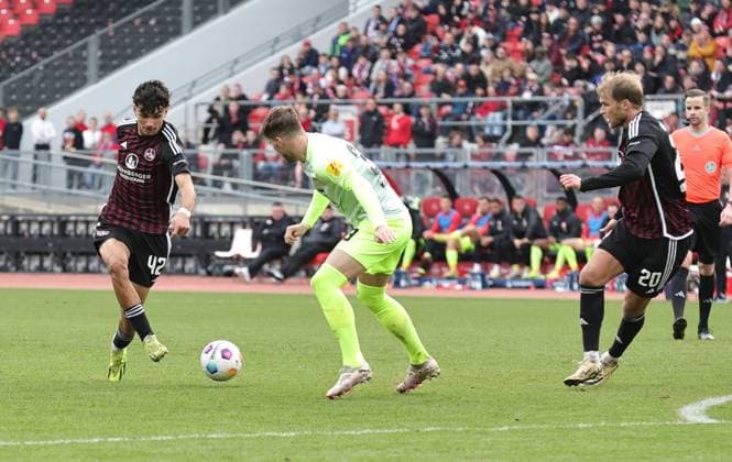 18 02 2024 Soccer Season 2023 2024 2 Soccer Bundesliga 22 Matchday 1 FC Nürnberg FCN Club 1 FC Kaiserslautern FCK Roten Teufel Sportfoto Zink DaMa xdaxmax DFL regulations prohibit any use of photographs as image sequences and or quasi video only for editorial use Can Yilmaz Uzun 42, 1 FC Nürnberg FCN spielt Pass auf Sebastian Andersson 20, 1 FC Nürnberg FCN