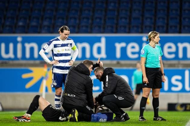 Google Pixel Frauen Bundesliga 14 Spieltag MSV Duisburg 1 FC Köln 18 02 2024 Mahmutovic Ena MSV Duisburg, 1 lies on the ground after the foul, next to him sit doctors from MSV Duisburg Google Pixel Frauen Bundesliga 14 Spieltag MSV Duisburg 1 FC Köln Schauinsland Reisen Arena Duisburg 18 02 2024 DFB DFL REGULATIONS PROHIBIT ANY USE OF PHOTOGRAPHS AS IMAGE SEQUENCES AND OR QUASI VIDEO Copyright: xBEAUTIFULxSPORTS Buriakovx