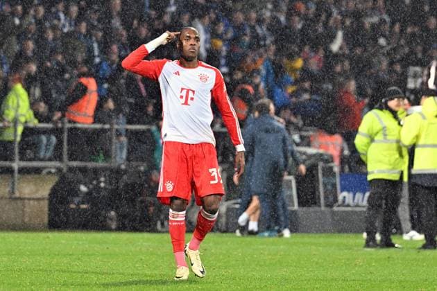 18 02 2024, xsltx, Fussball 1 Bundesliga, VfL Bochum FC Bayern München emspor, v l Mathys Tel of Bayern München Enttäuscht enttaeuscht traurig frustriert ratlos DFL DFB REGULATIONS PROHIBIT ANY USE OF PHOTOGRAPHS as IMAGE SEQUENCES and or QUASI VIDEO Bochum