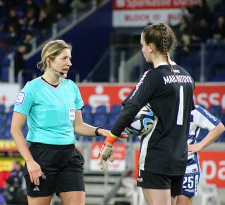 18 02 2024, xgrfx, Fußball 1 Bundesliga Damen, MSV Duisburg Damen 1 FC Köln Damen emspor, v l Referee Karoline Wacker talks to Ena Mahmutovic MSV Duisburg DFL DFB REGULATIONS PROHIBIT ANY USE OF PHOTOGRAPHS as IMAGE SEQUENCES and or QUASI VIDEO Duisburg