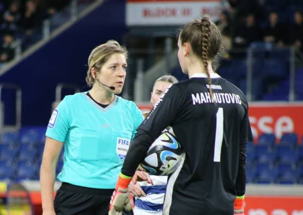 18 02 2024, xgrfx, Fußball 1 Bundesliga Damen, MSV Duisburg Damen 1 FC Köln Damen emspor, v l Referee Karoline Wacker talks to Ena Mahmutovic MSV Duisburg DFL DFB REGULATIONS PROHIBIT ANY USE OF PHOTOGRAPHS as IMAGE SEQUENCES and or QUASI VIDEO Duisburg