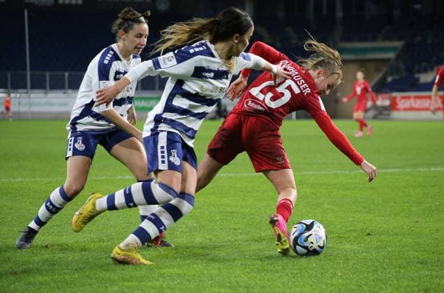 18 02 2024, xgrfx, Fussball 1 Bundesliga Damen, MSV Duisburg Damen 1 FC Köln Damen emspor, v l Laura Donhauser 1 FC Köln DFL DFB REGULATIONS PROHIBIT ANY USE OF PHOTOGRAPHS as IMAGE SEQUENCES and or QUASI VIDEO Duisburg
