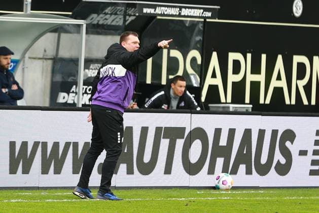 18 02 2024, xrhsx, Fussball 2 Bundesliga, SV Elversberg VfL Osnabrück emspor, v l Trainer Trainer Coach Uwe Koschinat VfL Osnabrueck Osnabrück gesticulates gives instructions with arms gesticulates gives instructions, gesticulate DFL DFB REGULATIONS PROHIBIT ANY USE OF PHOTOGRAPHS as IMAGE SEQUENCES and or QUASI VIDEO Elversberg