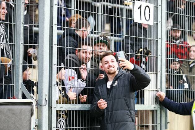 18 02 2024, xrhsx, Fußball 2 Bundesliga, SV Elversberg VfL Osnabrück emspor, v l Trainer Luca Schnellbacher SV Elversberg at the fence with the fans Selfi Handy Mobilfunkgerät DFL DFB REGULATIONS PROHIBIT ANY USE OF PHOTOGRAPHS as IMAGE SEQUENCES and or QUASI VIDEO Elversberg