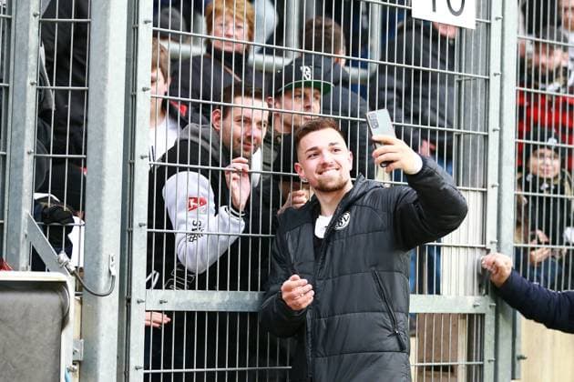 18 02 2024, xrhsx, Fußball 2 Bundesliga, SV Elversberg VfL Osnabrück emspor, v l Trainer Luca Schnellbacher SV Elversberg at the fence with the fans Selfi Handy Mobilfunkgerät DFL DFB REGULATIONS PROHIBIT ANY USE OF PHOTOGRAPHS as IMAGE SEQUENCES and or QUASI VIDEO Elversberg