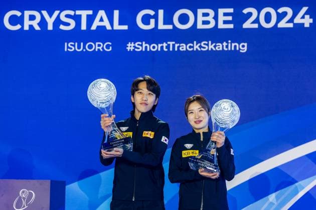 Bilder des Jahres 2024, Sport 02 Feburar Sport Themen der Woche KW07 Sport Bilder des Tages ISU World Cup Short Track Speed skating, Eisschnelllauf Ji Won Park and Kim Gill are posing with their Cristal Globes after winning the women s and men s categories, respectively, during the 2023 2024 ISU World Cup Short Track Speed Skating season in Gdansk, Poland, on February 18, 2024. Gdansk Poland  Copyright: xAndrzejxIwanczukx originalFilename:iwanczuk-isuworld240218_npxAw.jpg