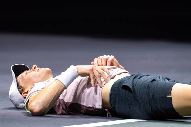 2024-02-18 ABN AMRO Open 2024 - Day 7 ROTTERDAM, NETHERLANDS - FEBRUARY 18: Jannik Sinner of Italy lies on the court during Day 7 of the ABN AMRO Open 2024 at Ahoy on February 18, 2024 in Rotterdam, Netherlands. (Photo by Joris Verwijst BSR Agency) Rotterdam Netherlands Content not available for redistribution in The Netherlands directly or indirectly through any third parties. Copyright: xBSRxAgencyx