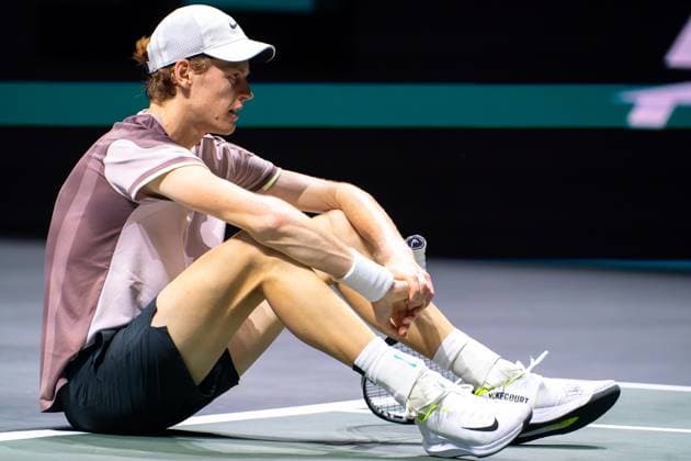 2024-02-18 ABN AMRO Open 2024 - Day 7 ROTTERDAM, NETHERLANDS - FEBRUARY 18: Jannik Sinner of Italy is seen sitting on the court during Day 7 of the ABN AMRO Open 2024 at Ahoy on February 18, 2024 in Rotterdam, Netherlands. (Photo by Joris Verwijst BSR Agency) Rotterdam Netherlands Content not available for redistribution in The Netherlands directly or indirectly through any third parties. Copyright: xBSRxAgencyx