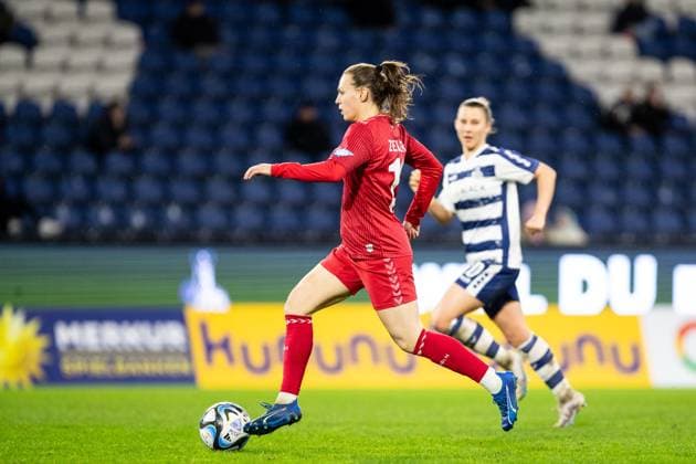Google Pixel Frauen Bundesliga 14 Spieltag MSV Duisburg 1 FC Köln 18 02 2024 Dora Zeller 1 FC Köln, 19 with the ball Google Pixel Frauen Bundesliga 14 Spieltag MSV Duisburg 1 FC Köln Schauinsland Reisen Arena Duisburg 18 02 2024 DFB DFL REGULATIONS PROHIBIT ANY USE OF PHOTOGRAPHS AS IMAGE SEQUENCES AND OR QUASI VIDEO Copyright: xBEAUTIFULxSPORTS Buriakovx