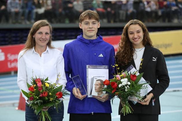 Sport Themen der Woche KW07 Deutsche Leichtathletik-Hallenmeisterschaften; Leipzig, 18.02.2024 Von Links: Jennifer Gartmann (LG Westerwald), Masters-Leichtathletin des Jahres. Hürdensprinterin Rosina Schneider (TV Sulz), Jugend-Leichtathletin des Jahres. Zehnkämpfer Amadeus Gräber (SV Leonardo-da-Vinci Nauen), Jugend-Leichtathlet des Jahres. 71. Leichtathletik Hallen-DM am 17. 18.02.2024 in der Quarterback Immobilien Arena Leipzig. *** German Indoor Athletics Championships Leipzig, 18 02 2024 From left Jennifer Gartmann LG Westerwald , Masters Athlete of the Year Hurdles sprinter Rosina Schneider TV Sulz , Youth Athlete of the Year Decathlete Amadeus Gräber SV Leonardo da Vinci Nauen , Youth Athlete of the Year 71 Indoor Athletics Championships on 17 18 02 2024 in the Quarterback Immobilien Arena Leipzig Copyright: xBEAUTIFULxSPORTS JanxKaeferx