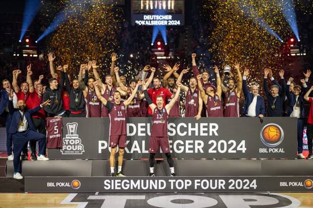 Bilder des Jahres 2024, Sport 02 Feburar Sport Themen der Woche KW07 Siegerfoto, Pokal, FC Bayern Basketball, GER, FC Bayern Basketball (FCBB) vs. Ratiopharm Ulm (RPU), Basketball, SIEGEMUND TOP Four, BBL Pokal, Finale, Spielzeit 2023 2024, 18.02.2024, GER, FC Bayern Basketball (FCBB) vs. Ratiopharm Ulm (RPU), Basketball, SIEGEMUND TOP Four, BBL Pokal, Finale, Spielzeit 2023 2024, 18.02.2024 Muenchen *** Winner photo, Cup, FC Bayern Basketball, GER, FC Bayern Basketball FCBB vs Ratiopharm Ulm RPU , Basketball, SIEGEMUND TOP Four, BBL Cup, Final, Season 2023 2024, 18 02 2024, GER, FC Bayern Basketball FCBB vs Ratiopharm Ulm RPU , Basketball, SIEGEMUND TOP Four, BBL Cup, Final, Season 2023 2024, 18 02 2024 Munich Copyright: xEibner-Pressefoto SaschaxWaltherx EP_EER