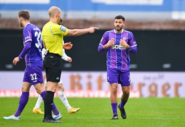 Germany, Spiesen Elversberg, 18 02 2024, Ursapharm Arena at Kaiserlinde, SV Elversberg vs VfL Osnabrueck 2 Bundesliga, Dave Gnaase VfL Osnabrueck gestures towards referee Patrick Schwengers Spiesen Elversberg Ursapharm Arena at Kaiserlinde Saarland Germany eu-images-738