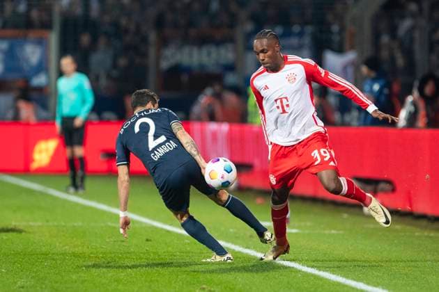 1 Soccer Bundesliga VfL Bochum FC Bayern Munich 18 02 2024 Mathys Tel FC Bayern Munich, 39 in duel with Cristian Gamboa VfL Bochum, 2 1 Soccer Bundesliga, VfL Bochum FC Bayern Munich, Bundesliga, 22 Matchday, on 18 02 2024, Vonovia Ruhrstadion, Bochum DFL regulations prohibit any use of photographs as image sequences and or quasi video Copyright: xBEAUTIFULxSPORTS Meuselx