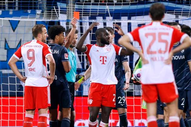 Sport Themen der Woche KW07 UPAMECANO Dayot Team FC Bayern Muenchen rote Karte durch Schiedsrichter SCHLAGER Daniel DFL Bundesliga Saison 2023 - 2024 Bundesliga Spiel VfL Bochum - FC Bayern 3 : 2 am 18. 02. 2024 in Bochum DFL REGULATIONS PROHIBIT ANY USE OF PHOTOGRAPHS as IMAGE SEQUENCES and or QUASI-VIDEO *** UPAMECANO Dayot Team FC Bayern Muenchen red card by referee SCHLAGER Daniel DFL Bundesliga season 2023 2024 Bundesliga match VfL Bochum FC Bayern 3 2 on 18 02 2024 in Bochum DFL REGULATIONS PROHIBIT ANY USE OF PHOTOGRAPHS as IMAGE SEQUENCES and or QUASI VIDEO Copyright: xLacixPerenyix