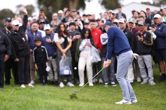 February 18, 2024, Pacific Palisades, California, USA: RORY MCILROY hits a chip shot on the fourth hole during the final round of The Genesis Invitational at Riviera Country Club in Pacific Palisades, California. Pacific Palisades USA - ZUMAt158 20240218_zsp_t158_054 Copyright: xBrentonxTsex