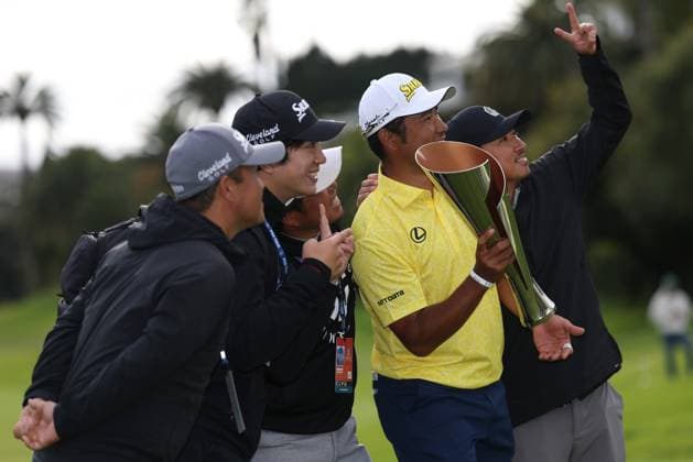 February 18, 2024, Pacific Palisades, California, USA: HIDEKI MATSUYAMA poses with the tournament trophy after the final round of The Genesis Invitational at Riviera Country Club in Pacific Palisades, California. Pacific Palisades USA - ZUMAt158 20240218_zsp_t158_076 Copyright: xBrentonxTsex
