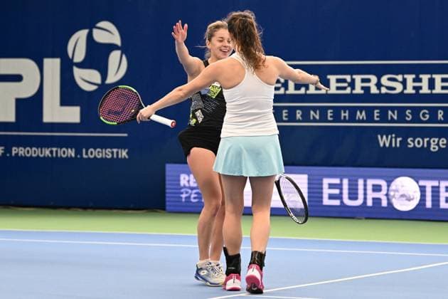 Cheers for Maja Chwalinska POL li Jesika Maleckova CZE re Burgwaechter Ladies Open 2024, womens tennis, ITF World Ranking Tournament, doubles final, Julia Lohoff GER Conny Perrin CHF vs Maja Chwalinska POL Jesika Maleckova CZE , 18 02 2024 Burgwaechter Ladies Open 2024, womens tennis, ITF World Ranking Tournament, 12 18 02 2024 Altenkirchen Copyright: xAugstx xEibner-Pressefotox EP_jat