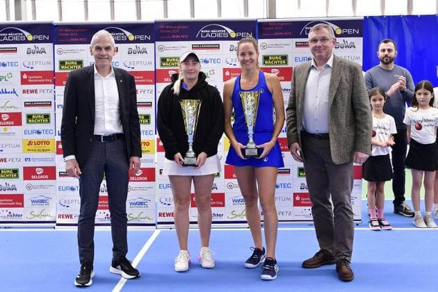 The runners-up Julia Lohoff GER left Conny Perrin CHF right with Mayor of Altenkirchen Flammersfeld Fred Juengerich far left and Mayor of Altenkirchen Ralf Lindenpuetz right Burgwaechter Ladies Open 2024, Womens tennis, ITF World Ranking Tournament, doubles final, Julia Lohoff GER Conny Perrin CHF vs Maja Chwalinska POL Jesika Maleckova CZE , 18 02 2024 Burgwaechter Ladies Open 2024, womens tennis, ITF World Ranking Tournament, 12 18 02 2024 Altenkirchen Copyright: xAugstx xEibner-Pressefotox EP_jat