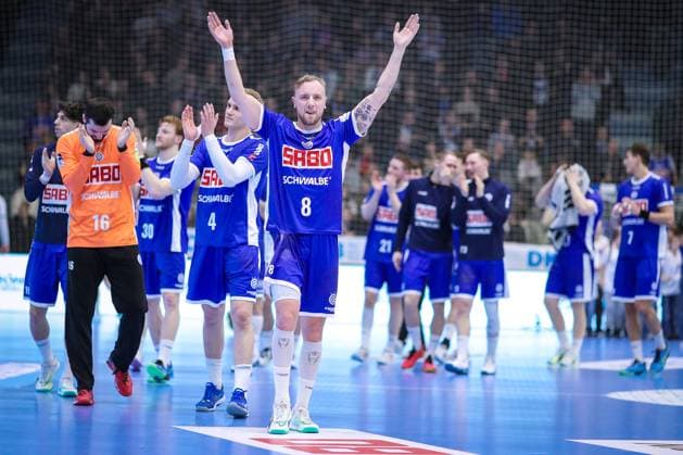Sport Themen der Woche KW08 Sport Bilder des Tages 19.02.2024, Gummersbach, Handball, Liqui Moly Bundesliga, Schwalbe-Arena, VfL Gummersbach - SC DHfK Leipzig: Abschlussjubel nach dem Sieg gegen Leipzig. Lukas Blohme (VfL Gummersbach) steht jubelnd auf dem Spielfeld. Nordrhein-Westfalen Deutschland *** 19 02 2024, Gummersbach, Handball, Liqui Moly Bundesliga, Schwalbe Arena, VfL Gummersbach SC DHfK Leipzig Final cheer after the victory against Leipzig Lukas Blohme VfL Gummersbach stands cheering on the pitch North Rhine-Westphalia Germany