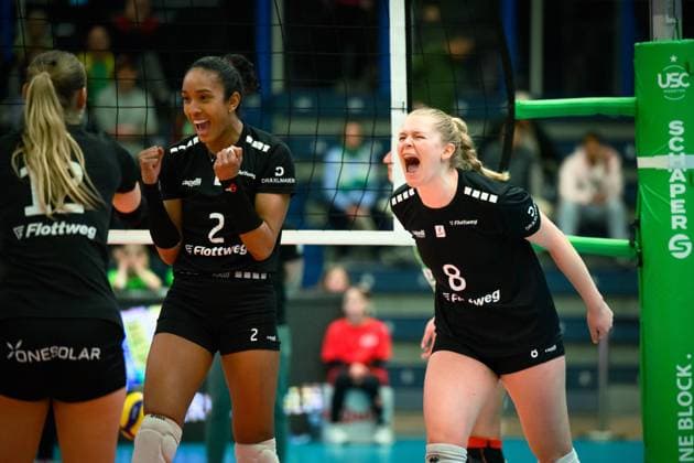 18 02 2024, Sporthalle Berg Fidel, Münster Muenster Volleyball, Bundesliga Women, Main Round, USC Münster Muenster vs Rote Raben Vilsiburg Jubel Hannah Kohn 12 Vilsbiburg , Yeisy Paola Soto Nunez 2 Vilsbiburg , Pauline Martin 8 Vilsbiburg