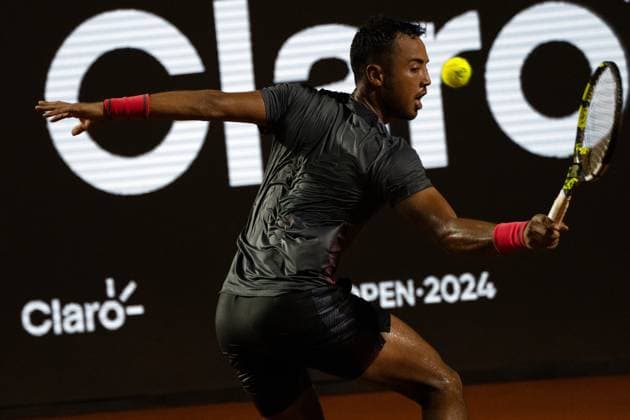 (240220) -- RIO DE JANEIRO, Feb. 20, 2024 -- Hugo Dellien of Bolivia hits a return to Cameron Norrie of Britain during the round 32 at the 2024 ATP500 Rio Open at Jockey Club Brasileiro in Rio de Janeiro, Brazil, Feb. 19, 2024. ) (SP)BRAZIL-RIO DE JANEIRO-TENNIS-ATP500-RIO OPEN WangxTiancong 