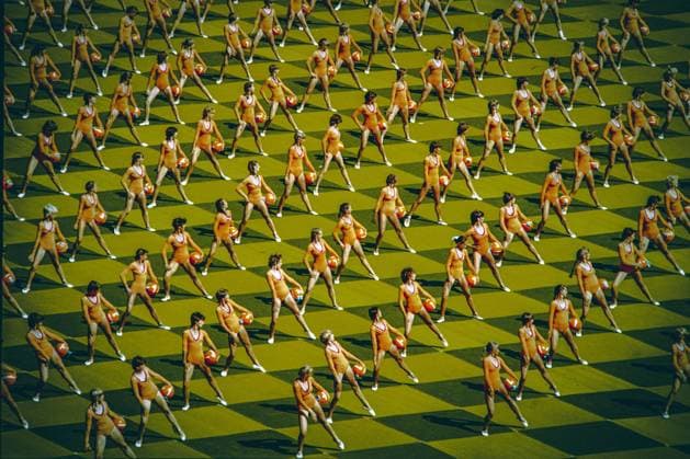Körperkultur Turn und Sportfest Massen Kunst Kultur Leipzig DDR VII. TURN- UND SPORTFEST UND IX. KINDER- UND JUGENDSPARTAKIADE DER DDR : LEIPZIG, 25. - 31. JULI 1983 Zentralstadion Sportschau. Übungsverband Osttribüne 12 000 Sportler begleiten plakativ mit verschiedenfarbigen Tüchern mit Losungen die Übungen der Sportler. Volksmund Nordkoreanischer Grossfernseher Übungsverband Jugendliche Lehrlinge Leipzig DDR *** Sports Physical Culture Gymnastics and Sports Festival Masses Art Culture Leipzig GDR VII GYM AND SPORTS FESTIVAL AND IX CHILDRENS AND YOUTH SPARTAKIADE OF THE GDR LEIPZIG, 25 31 JULY 1983 Central Stadium Sports Show Exercise Association East Stand 12,000 athletes accompany the exercises of the athletes strikingly with different colored cloths with slogans Vernacular North Korean Big TV Exercise Association Young Apprentices Leipzig GDR