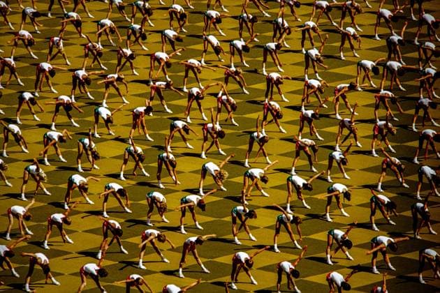 Körperkultur Turn und Sportfest Massen Kunst Kultur Leipzig DDR VII. TURN- UND SPORTFEST UND IX. KINDER- UND JUGENDSPARTAKIADE DER DDR : LEIPZIG, 25. - 31. JULI 1983 Zentralstadion Sportschau. Übungsverband Osttribüne 12 000 Sportler begleiten plakativ mit verschiedenfarbigen Tüchern mit Losungen die Übungen der Sportler. Volksmund Nordkoreanischer Grossfernseher Übungsverband Jugendliche Lehrlinge Leipzig DDR *** Sports Physical Culture Gymnastics and Sports Festival Masses Art Culture Leipzig GDR VII GYM AND SPORTS FESTIVAL AND IX CHILDRENS AND YOUTH SPARTAKIADE OF THE GDR LEIPZIG, 25 31 JULY 1983 Central Stadium Sports Show Exercise Association East Stand 12,000 athletes accompany the exercises of the athletes strikingly with different colored cloths with slogans Vernacular North Korean Big TV Exercise Association Young Apprentices Leipzig GDR