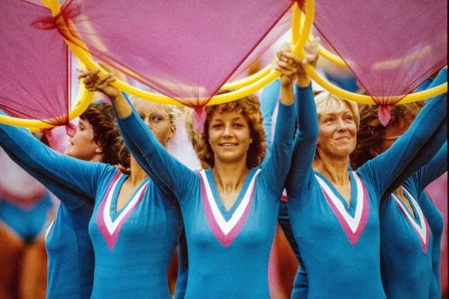 Körperkultur Turn und Sportfest Massen Kunst Kultur Leipzig DDR VII. TURN- UND SPORTFEST UND IX. KINDER- UND JUGENDSPARTAKIADE DER DDR : LEIPZIG, 25. - 31. JULI 1983 Zentralstadion Sportschau. Übungsverband Osttribüne 12 000 Sportler begleiten plakativ mit verschiedenfarbigen Tüchern mit Losungen die Übungen der Sportler. Volksmund Nordkoreanischer Grossfernseher Übungsverband Frauen und Mädchen Leipzig DDR *** Sports Physical Culture Gymnastics and Sports Festival Masses Art Culture Leipzig GDR VII GYM AND SPORTS FESTIVAL AND IX CHILDRENS AND YOUTH PARTAKIADE OF THE GDR LEIPZIG, 25 31 JULY 1983 Central Stadium Sports Show Exercise Association East Stand 12,000 athletes accompany the exercises of the athletes strikingly with different colored cloths with slogans Vernacular North Korean Big TV Exercise Association Women and Girls Leipzig GDR